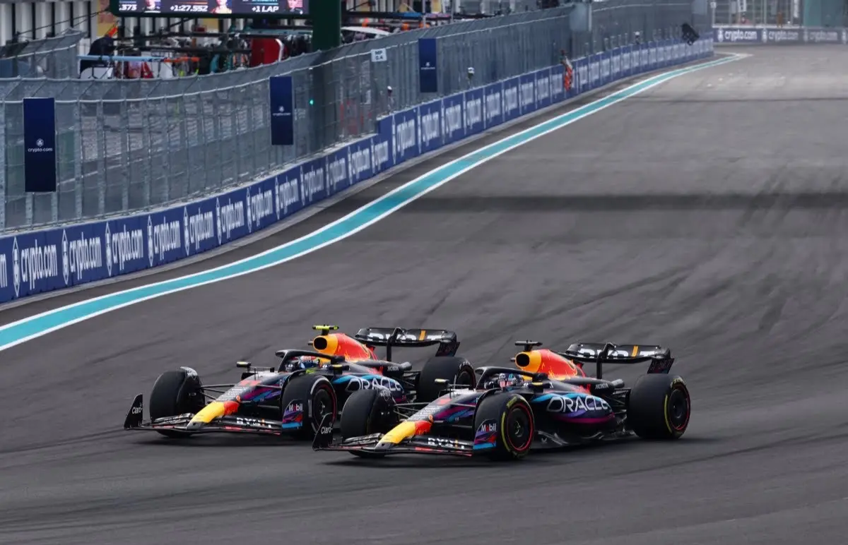 迈凯伦横扫红牛车队,塞恩斯高光表现 迈凯伦横扫红牛车队,塞恩斯高光表现