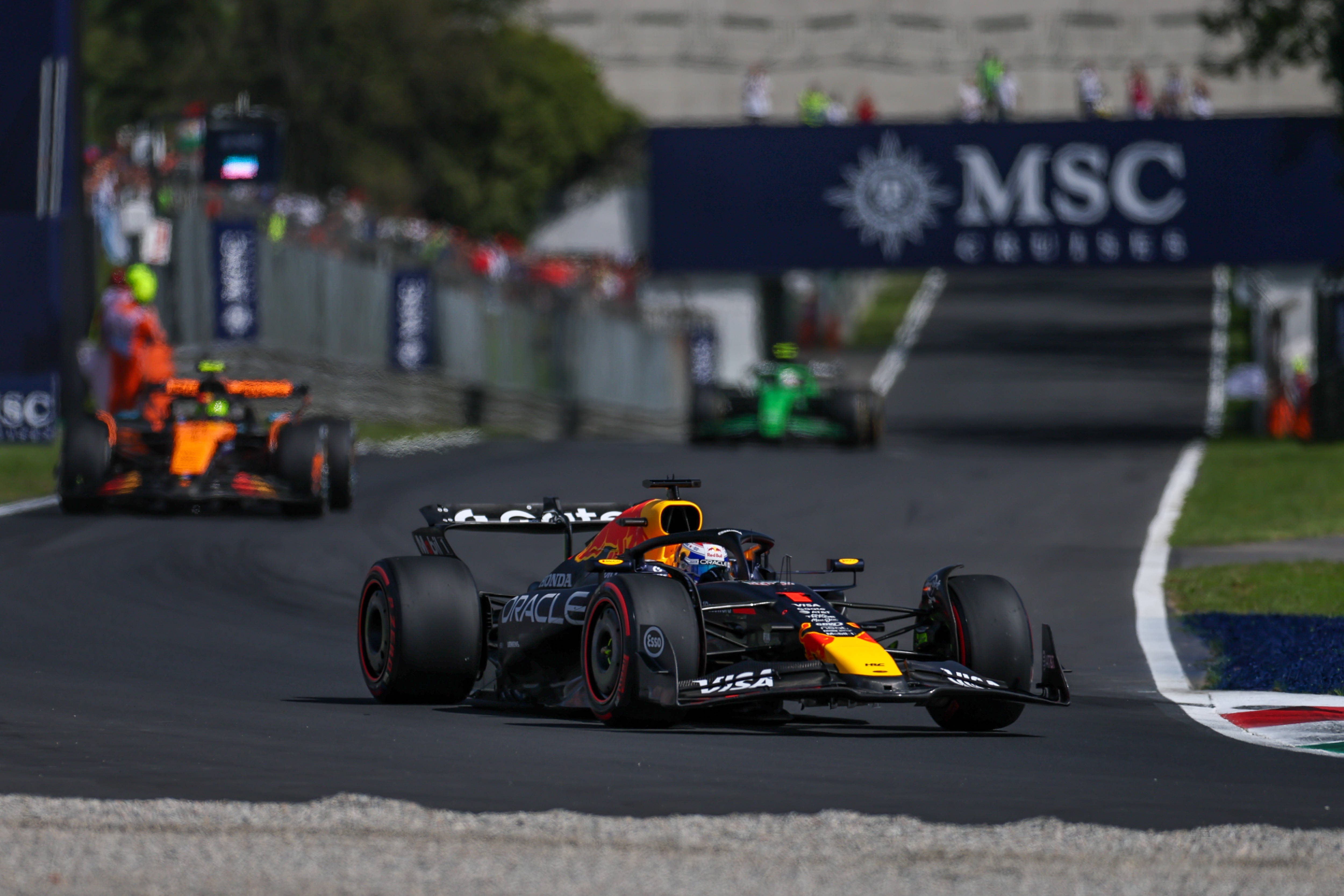 红牛车队碾压迈凯伦，塞恩斯惊艳四座