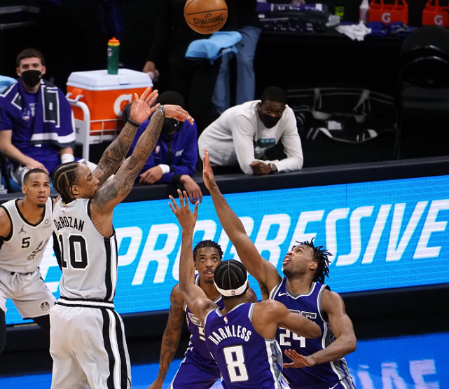 天津队险胜上海队，德罗赞惊艳四座