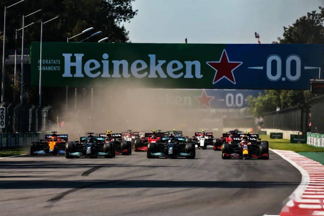 梅赛德斯鏖战阿斯顿马丁，佩雷兹关键制胜