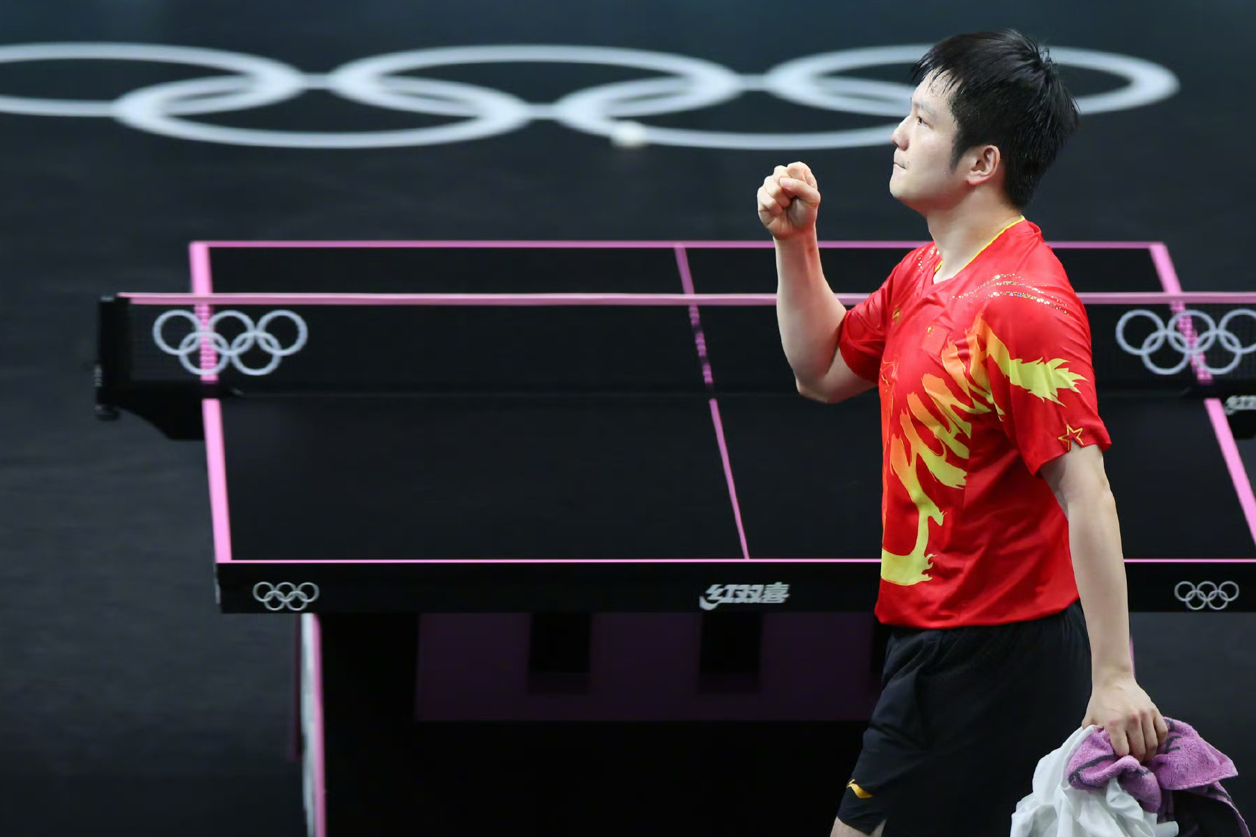 法国乒乓球队鏖战英国乒乓球队，樊振东完成帽子戏法